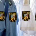 Hemden von Polizeiuniformen mit dem saarländischen Wappen sind zu sehen. Foto: Oliver Dietze/Oliver Dietze/dpa/dpa/Symbolbild