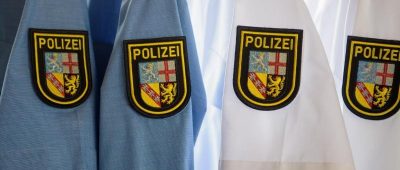 Hemden von Polizeiuniformen mit dem saarländischen Wappen sind zu sehen. Foto: Oliver Dietze/Oliver Dietze/dpa/dpa/Symbolbild