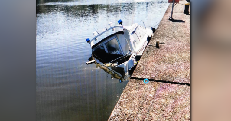 Das Boot kenterte in der Mosel. Foto: Polizei