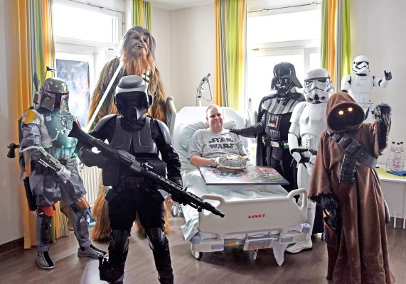 Jan-Peter wurde ein Herzenswunsch erfüllt: Der Wünschewagen brachte "Star Wars" ins Hospiz. Foto: Stiftung Kreuznacher Diakonie