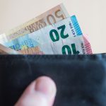 Bis 2022 soll der Mindestlohn in Deutschland auf 10,45 Euro steigen. Foto: dpa-Bildfunk/Lino Mirgeler