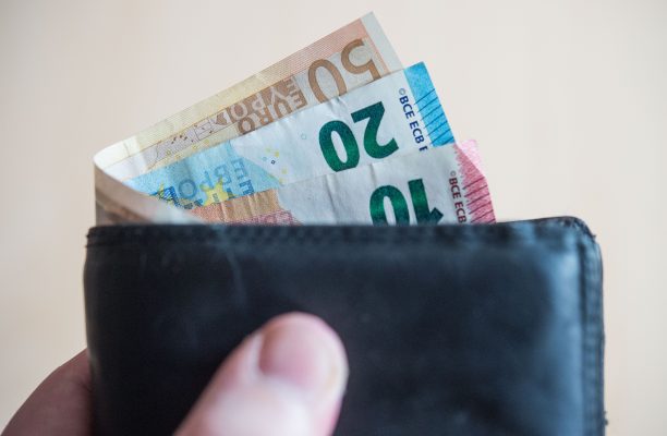Bis 2022 soll der Mindestlohn in Deutschland auf 10,45 Euro steigen. Foto: dpa-Bildfunk/Lino Mirgeler