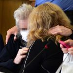 Beim Prozessbeginn begrüßte der 61-Jährige (links) seine Frau unter Tränen. Foto: BeckerBredel