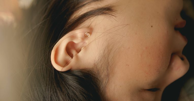 Auch der Mensch kann sein Ohr in eine bestimmte Richtung lenken - ein bisschen zumindest. Foto: Unsplash