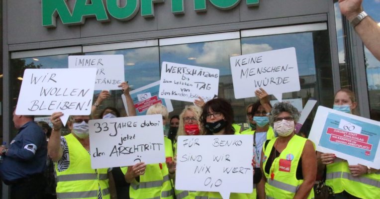 Vor dem Kaufhof in Neunkirchen protestierten heute Mitarbeiterinnen und Mitarbeiter. Sie kritisierten die Schließung ihrer Filiale. Foto: Brandon-Lee Posse/SOL.DE