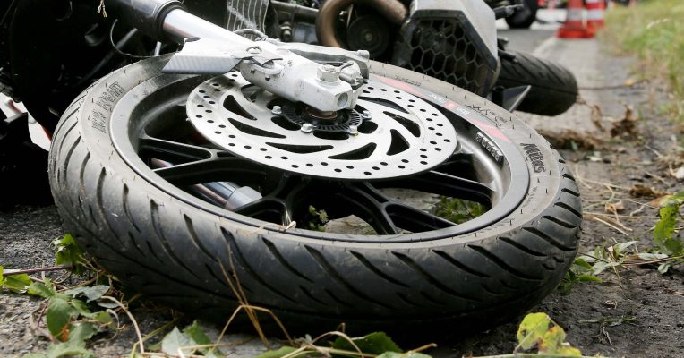 Der Motorradfahrer stürzte eine Böschung herunter. Symbolfoto: David Young/dpa-Bildfunk