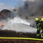 Auf einem Feld in Walpershofen war eine Landmaschine in Brand geraten. Foto: Pascal Altmayer/Freiwillige Feuerwehr im Regionalverband