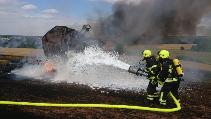 Auf einem Feld in Walpershofen war eine Landmaschine in Brand geraten. Foto: Pascal Altmayer/Freiwillige Feuerwehr im Regionalverband