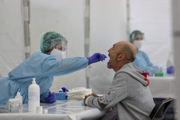 Die Reha-Kliniken im Saarland bleiben derzeit auf den Kosten für Corona-Tests sitzen. Symbolfoto: Javi Colmenero/EUROPA PRESS/dpa