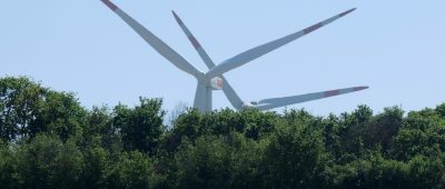 In Klarenthal sollen zwei Windräder gebaut werden. Symbolfoto: Roland Holschneider/dpa-Bildfunk