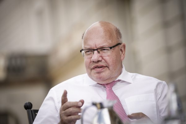 Wirtschaftsminister Peter Altmaier will, dass Verstöße gegen Corona-Vorschriften härter geahndet werden. Foto: Michael Kappeler/dpa-Bildfunk