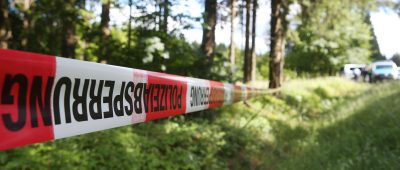 Die Polizei hat heute (03.08.2020) drei Männer festgenommen. Sie stehen im Verdacht, 1991 einen damals 27-Jährigen in einem Waldstück bei Wadgassen umgebracht und anschließend dort vergraben zu haben. Symbolfoto: Bodo Schackow/ZB/dpa