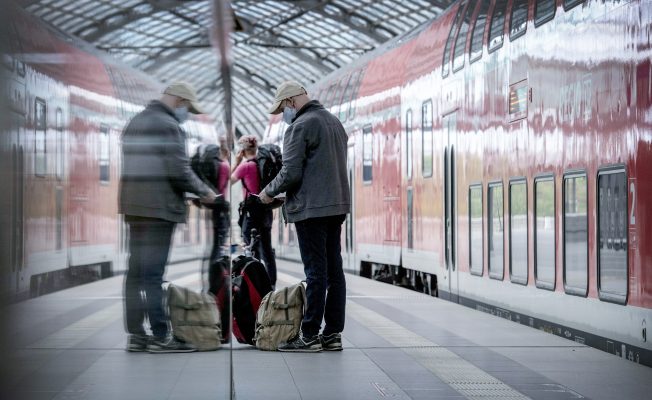 Wer sich weigert, die Maskenpflicht einzuhalten, kann aus dem Zug verwiesen werden. Symbolfoto: Paul Zinken/dpa-Bildfunk