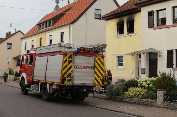 In Güdingen kam es in einem Wohnhaus zu einer Explosion. Ein Mann wird noch gesucht. Foto: BeckerBredel