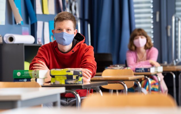 Während des Unterrichts in den Klassenräumen des Saarlandes soll es nach den Ferien keine Maskenpflicht geben. Symbolfoto: dpa-Bildfunk/Sven Hoppe