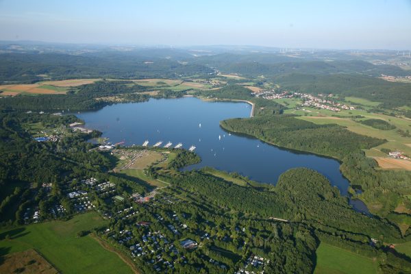 Hier zu sehen: der Bostalsee in Bosen. Foto: Wikimedia Commons/Tourist-Information Sankt Wendeler Land/CC3.0-Lizenz (Foto unbearbeitet)