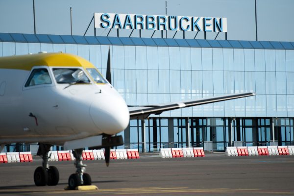 Am Flughafen Saarbrücken können Reiserückkehrer sich jetzt auf das Coronavirus testen lassen. Symbolfoto: Oliver Dietze/dpa-Bildfunk