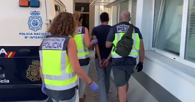 Kiesch ließ sich widerstandslos festnehmen. Screenshot: Video der spanischen Polizei