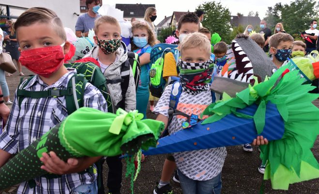 Am heutigen Montag (17.08.2020) wurden zahlreiche Kinder im Saarland eingeschult. So sah der erste Schultag in Großrosseln aus. Foto: BeckerBredel