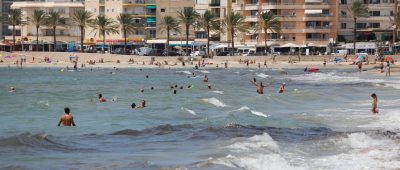 Die Bundesregierung verlängert die Reisewarnung für mehr als 160 Länder. Hier zu sehen: der Strand Can Pastilla in Palma de Mallorca. Foto: dpa-Bildfunk/Clara Margais