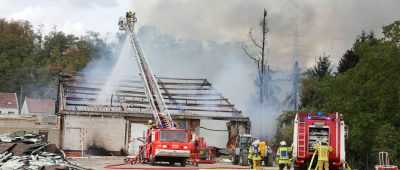109 Feuerwehrleute waren im Einsatz, um den Großbrand in Diefflen zu löschen. Foto: BeckerBredel