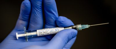 Ein Impfstoff gegen SARS-CoV-2 könnte der KV Saar zufolge im ersten Quartal nächsten Jahres zur Verfügung stehen. Symbolfoto: dpa-Bildfunk/Christoph Schmidt