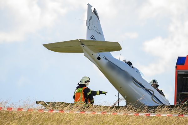 In der Nähe des Pirmasenser Flugplatzes ist am Sonntag (06.09.2020) ein Kleinflugzeug abgestürzt. Symbolfoto: Andreas Arnold/dpa