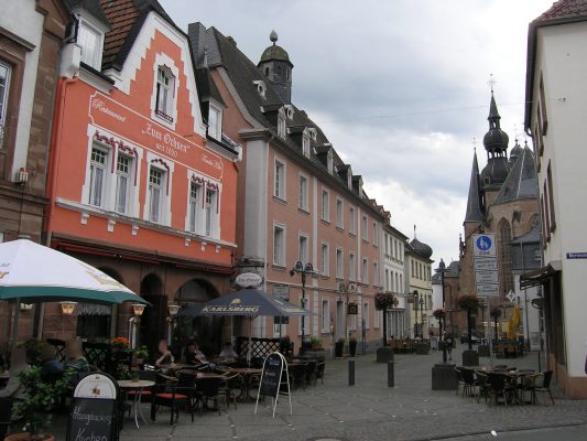 Diese Aufnahme zeigt die St. Wendeler Innenstadt. Foto: Wikimedia Commons/EPei/GNU-Lizenz (Bild bearbeitet)