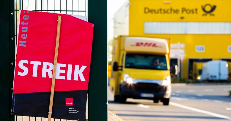 Mitarbeiterinnen und Mitarbeiter des Paketzentrums in Saulheim haben ihre Arbeit niedergelegt. Symbolfoto: Moritz Frankenberg/dpa-Bildfunk