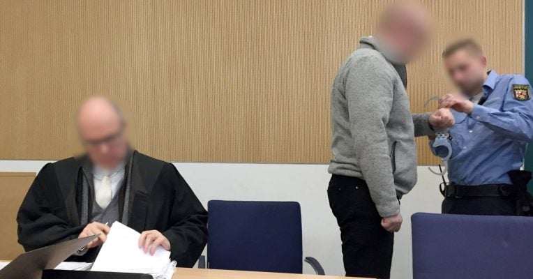 Wegen versuchten Mordes ist ein Mettlacher (Mitte) zu zehn Jahren Haft verurteilt worden. Foto: Birgit Reichert/dpa-Bildfunk