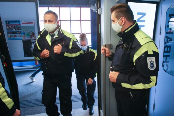 In Saarbrücken wurde ein 27-jähriger Maskenverweigerer festgenommen. Symbolfoto: Bodo Marks/dpa