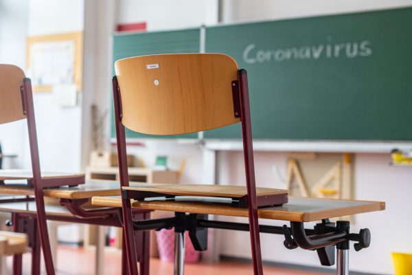 Dem Bildungsministerium zufolge sind im Saarland derzeit rund 2.800 Schüler:innen und Lehrkräfte in Corona-Quarantäne. Foto: dpa-Bildfunk/Moritz Frankenberg