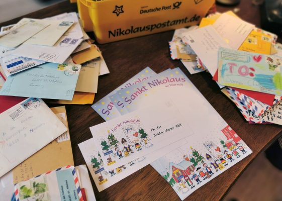 Die freiwilligen Helfer:innen des Nikolauspostamts in St. Nikolaus beantworten auch in diesem Jahr Briefe. Foto: Oliver Dietze/dpa-Bildfunk
