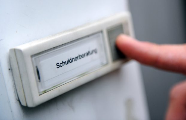 Laut "Schuldneratlas 2020" ist die Überschuldungsquote im Saarland leicht gestiegen. Foto: dpa-Bildfunk/Angelika Warmuth