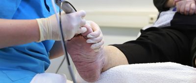 Eine kosmetische Fußpflegepraxis in Saarbrücken darf wieder öffnen. Symbolfoto:  Ronny Hartmann/dpa-tmn/dpa-Bildfunk