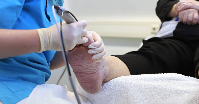Eine kosmetische Fußpflegepraxis in Saarbrücken darf wieder öffnen. Symbolfoto:  Ronny Hartmann/dpa-tmn/dpa-Bildfunk