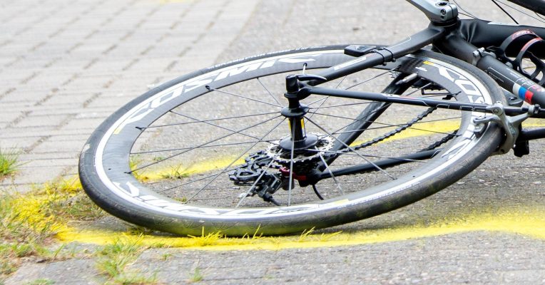 Der Radfahrer erlag im Krankenhaus seinen Verletzungen. Symbolfoto: Hauke-Christian Dittrich/dpa-Bildfunk