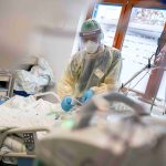In Verbindung mit dem Coronavirus sind im Saarland bislang 233 Menschen gestorben. Foto: Kay Nietfeld/dpa-Bildfunk
