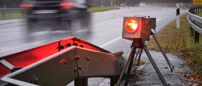 Im Saarland wurden für die kommende Woche Blitzer an mehreren Straßen und Autobahnen angekündigt. Symbolfoto: David-Wolfgang Ebener/dpa-Bildfunk
