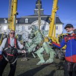 Mitarbeiter der Firma Güth brachten den Kupferblech-Löwen mithilfe zweier Kräne zurück auf die Spitze des Alten Rathauses. Foto: Becker & Bredel.