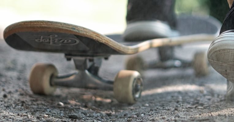 Ein Auto fuhr auf den Skateboarder auf. Symbolfoto: Pixabay