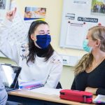 Die GEW fordert kostenlose Alltagsmasken für Schüler:innen und Lehrer:innen. Symbolfoto: Daniel Bockwoldt/dpa