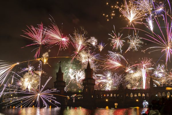 Die Mehrheit der Deutschen lehnt in diesem Jahr ein Silvester-Feuerwerk wegen der Corona-Krise ab. Symbolfoto: Paul Zinken/dpa