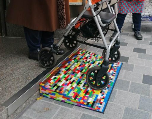 Mit den Legosteinen werden Rampen für Rollstühle und Gehhilfen gebaut. Foto: Stadt Wadern