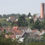 Die Nachrichten aus dem Saarland gibt's immer auf SOL.DE. Unser Foto zeigt Riegelsberg und die Kirche St. Matthias. Foto: Dguendel/CC BY- SA 3.0
