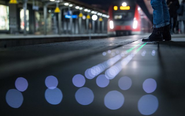 Die Bahnhöfe in Saarlouis und Homburg bekommen eine modernere Beleuchtung. Symbolfoto: Sebastian Gollnow/dpa