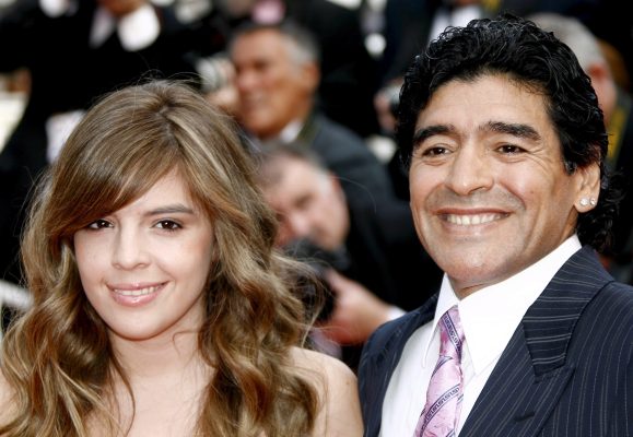 Diego Maradona, Argentiniens Fußball-Idol hier zusammen mit seiner ältesten Tochter Dalma. Archivfoto: Guillaume Horcajuelo/EPA/dpa