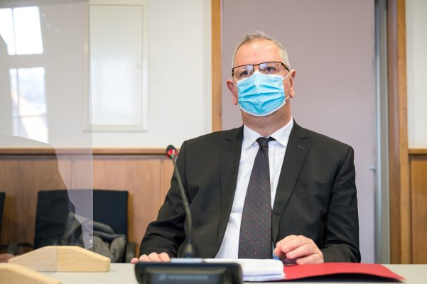 Der ehemalige Homburger Oberbürgermeister Rüdiger Schneidewind (SPD) sitzt vor Beginn des Revisionsprozesses wegen Untreue im Landgericht. Foto: Oliver Dietze/dpa-Bildfunk