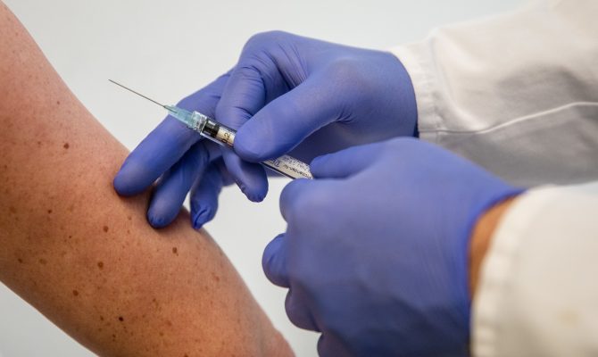 Die Hälfte der Saarländer:innen will sich gegen das Coronavirus impfen lassen. Ein Viertel lehnt die Impfung ab. Symbolfoto: Christoph Schmidt/dpa-Bildfunk