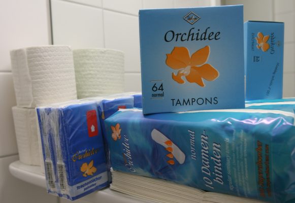 Menstruationsartikel sollten auf Damentoiletten so selbstverständlich sein wie Toilettenpapier, finden die Grünen im Regionalverband Saarbrücken. Symbolfoto: Boris Roessler/dpa-Bildfunk